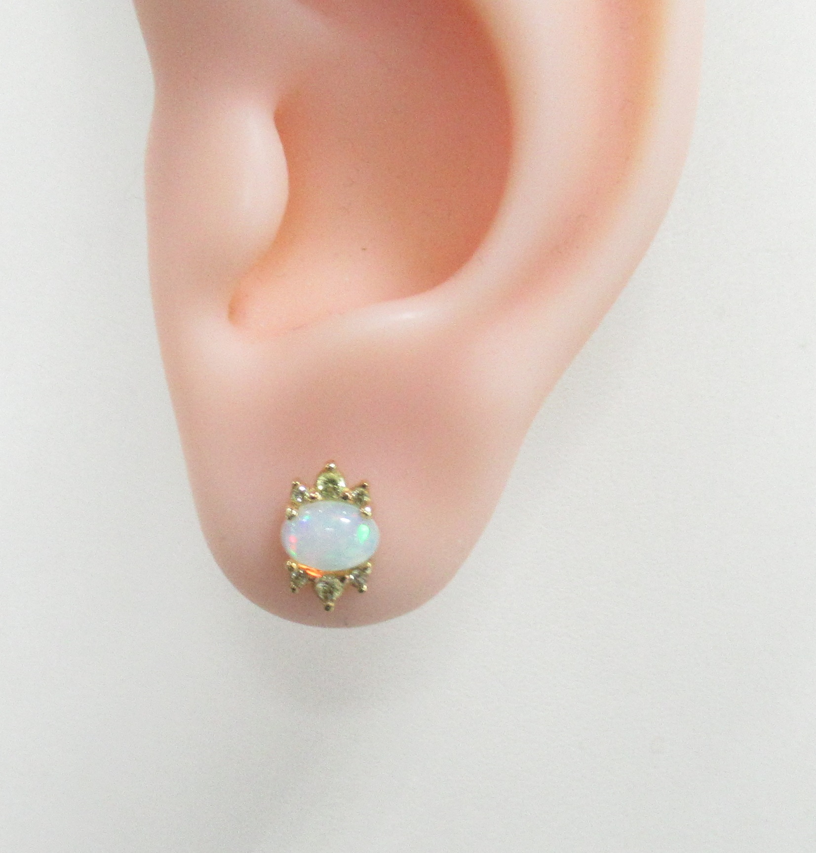 Серебряные серьги - пусеты 925 пробы; вставки 2 Опал Белый 1,10 ct; 12 Сапфир Желтый 0,44 ct;